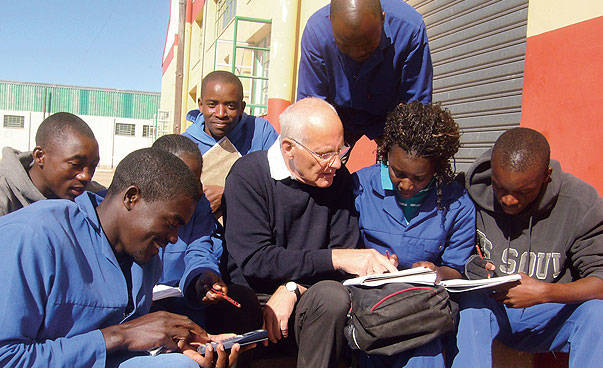 Senior-Expert in a discussion with project partners in Namibia.